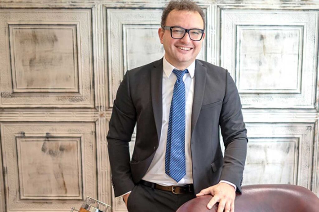 الدكتور بيركر بويوجرال (Dr. Berker Buyukgural)