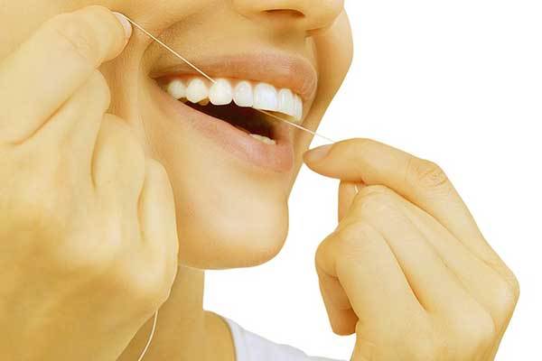 أنواع خيوط الأسنان وأسعارها – دليل شامل للعناية بصحة أسنانك