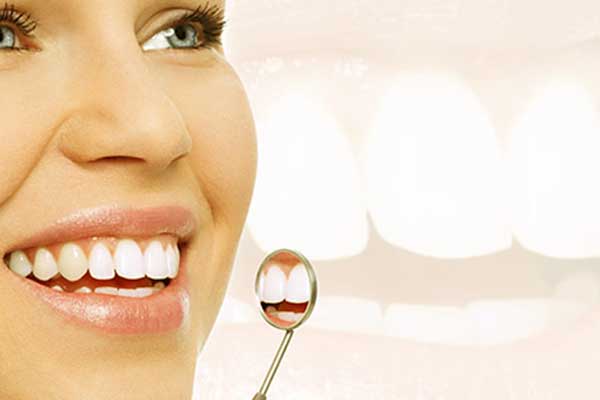 قوالب تبييض الأسنان – أنواعها و مميزاتها و عيوبها -دليل شامل