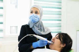 اخترنا لك أشهر طبيبة اسنان في اسطنبول : الدكتورة سارة الدندل