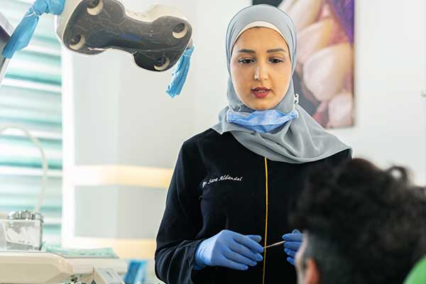 Dra. Sara Al-Dandal: la mejor dentista de Turquía para coronas